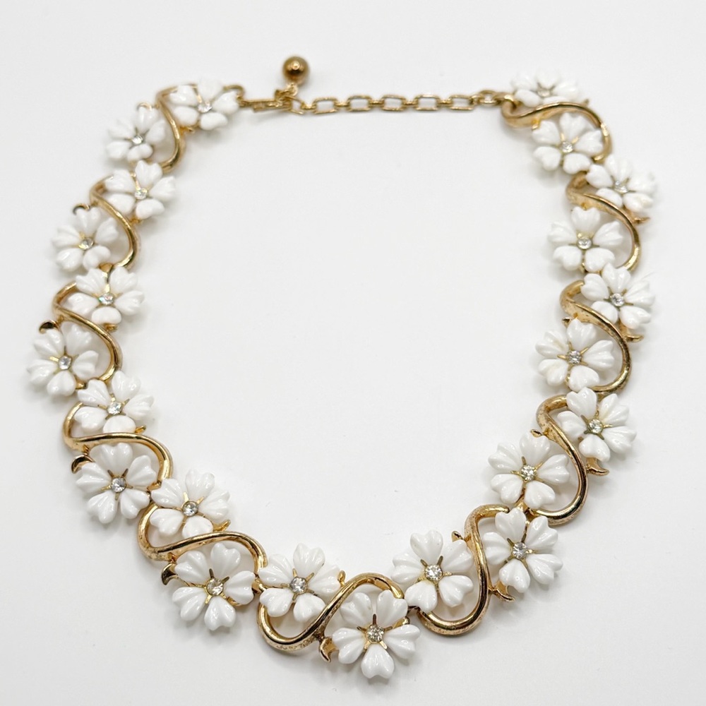 Trifari Daisy Fkowers Rhinestone Plastic Necklace 16” READ